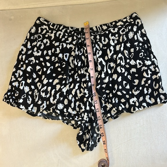 Lulu’s Cheetah print shorts (L) - Picture 10 of 13